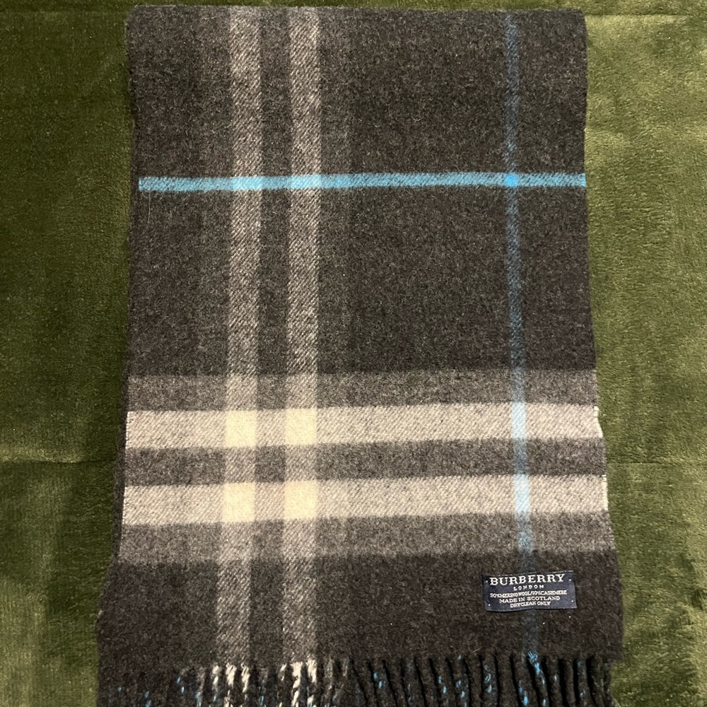 Luxurious Vintage Burberry ‘Reversible’ Plaid Scarf